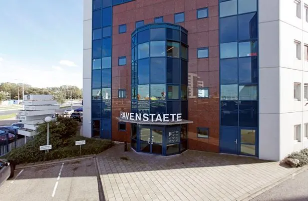 Ingang van het kantoorgebouw Havenstaete aan de Waalhaven Zuidzijde in Rotterdam.